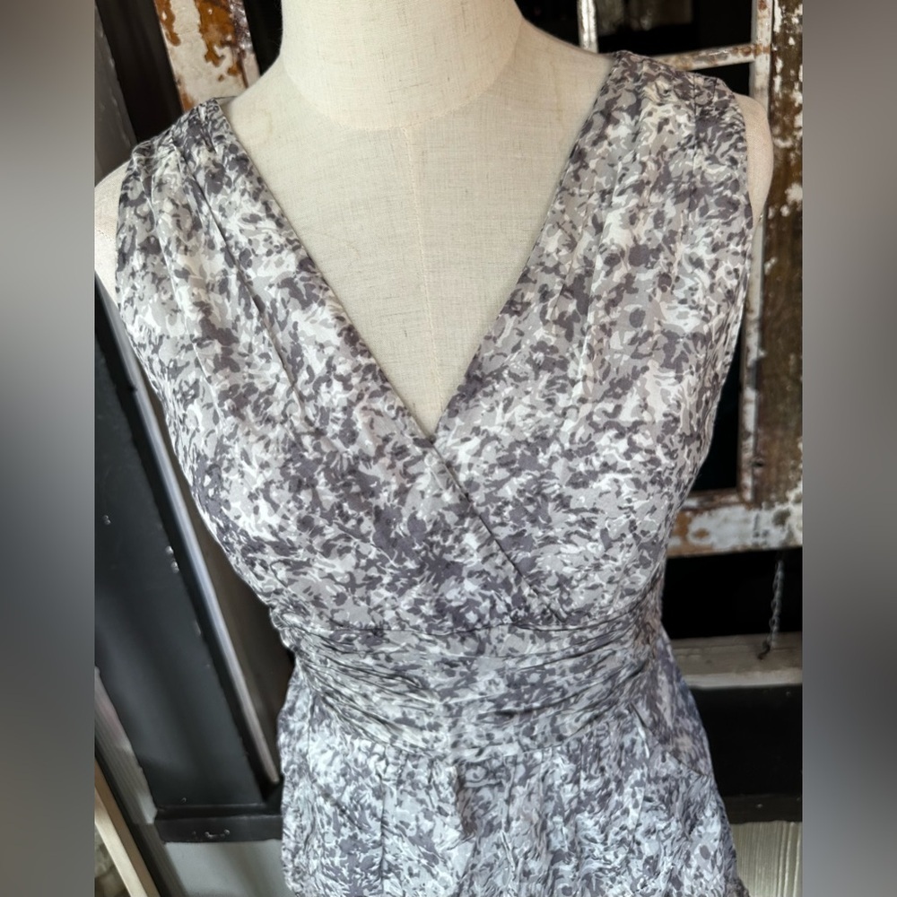 Talbots Size 2 Gray Abstract Floral Tiered Midi Dress Sleeveless V-Neck Cotton - Picture 4 of 10